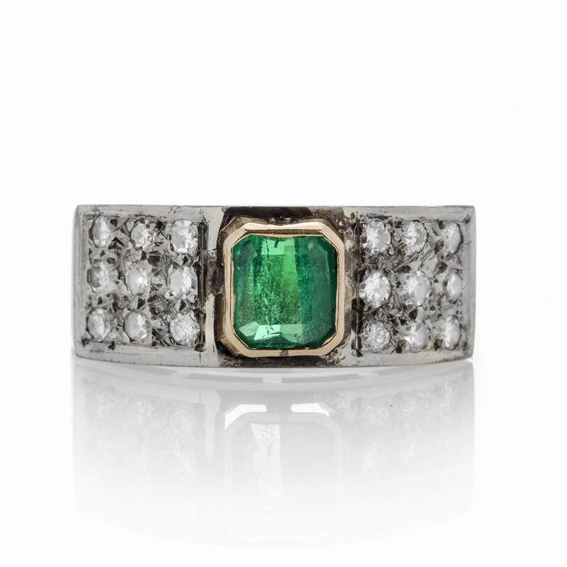 Anello a Fascia in Oro Giallo, Oro Bianco, Diamanti e Smeraldo
