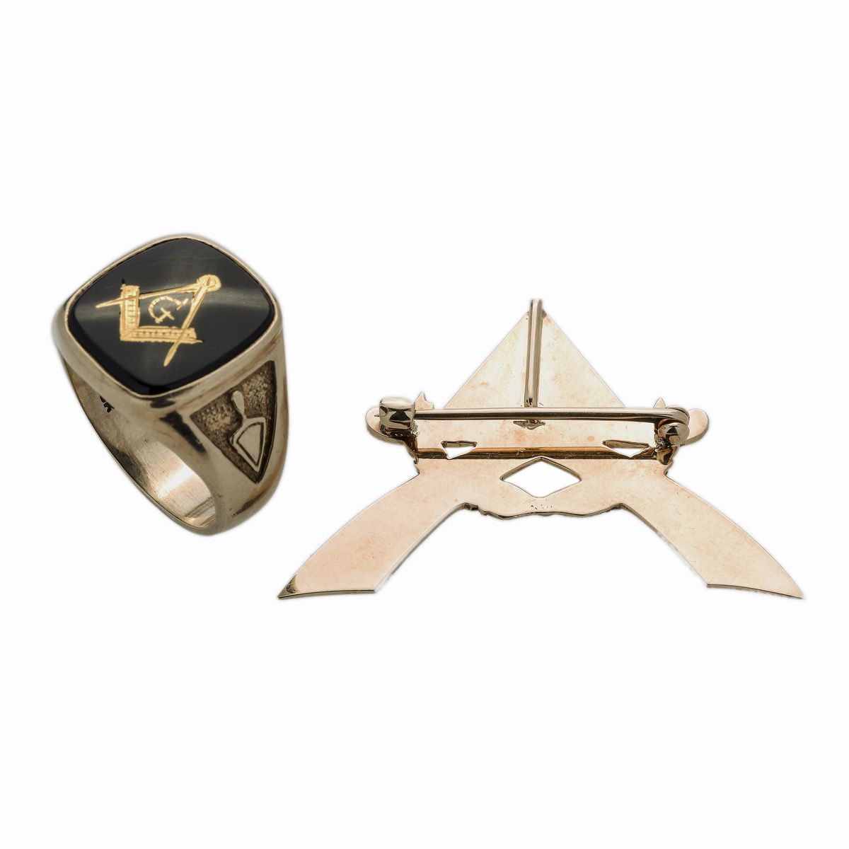 Lotto di Anello e Spilla in Oro a 10 Kt e Oro a Basso Titolo