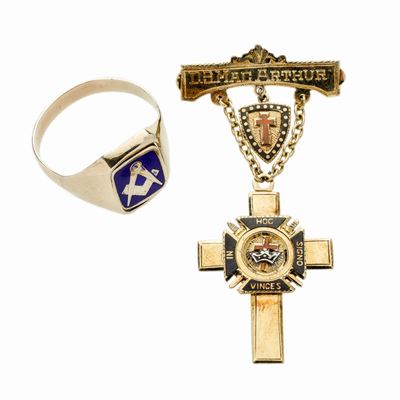 Anello e Spilla in Oro 14 Kt, Oro a Basso Titolo e Smalti Colorati