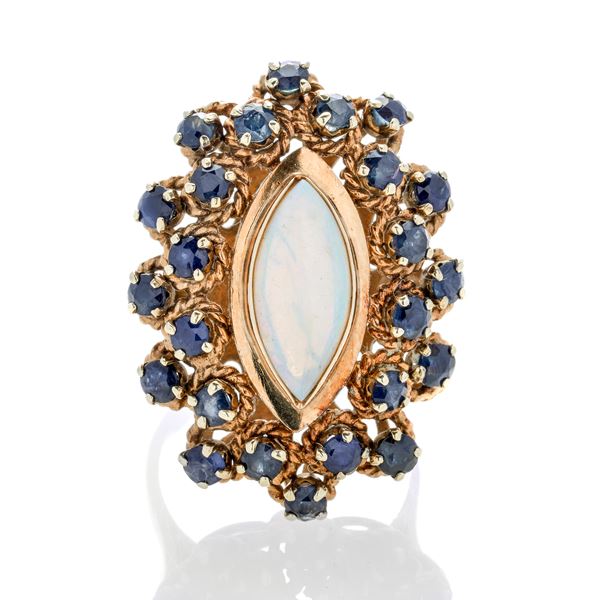 Big ring in yellow gold, sapphire and opal