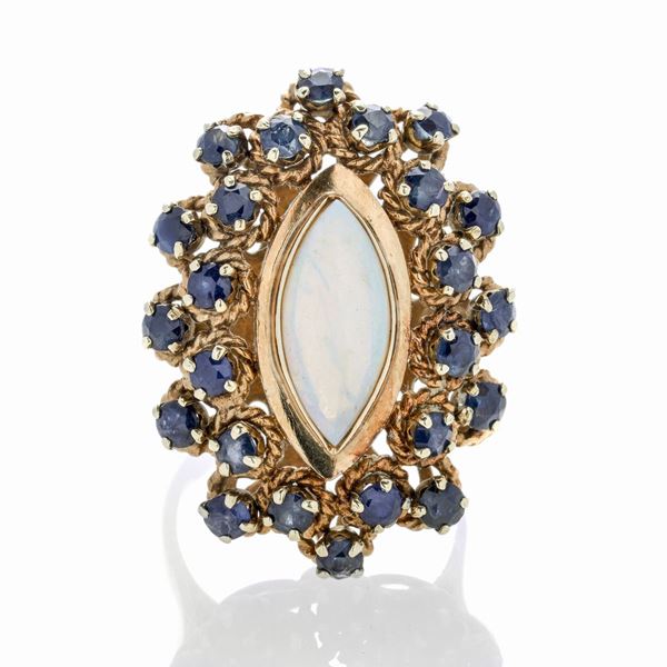 Grande anello in oro giallo, zaffiri e opale