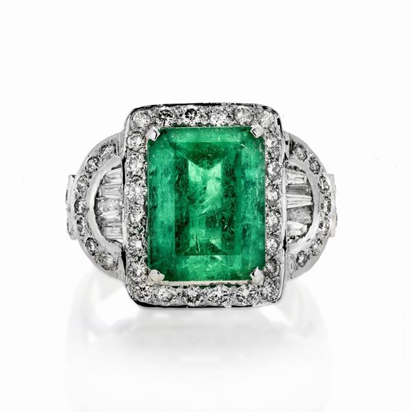 Ring in white gold, diamonds and emerald
