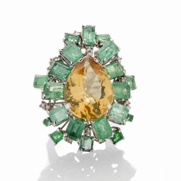 Grande anello in oro giallo, smeraldi e quarzo giallo