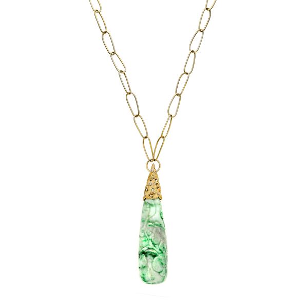 Long necklace in yellow gold with jade pendant and diamonds