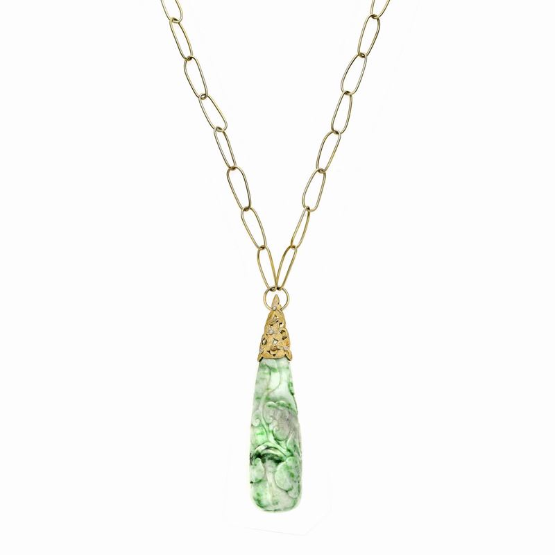 Lunga Collana in Oro Giallo con Pendente in Giada e Diamanti