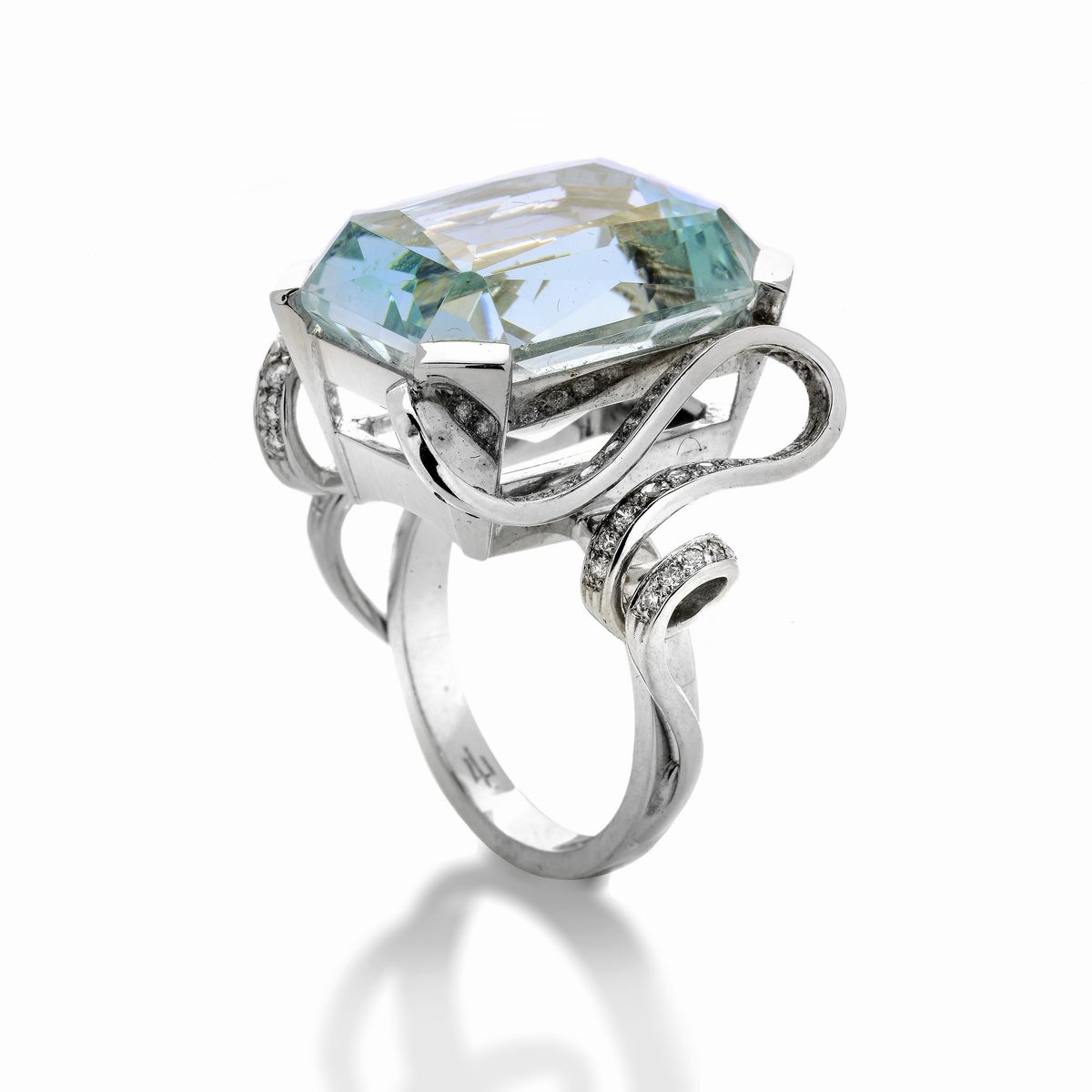 Grande Anello in Oro Bianco, Diamanti e Acquamarina