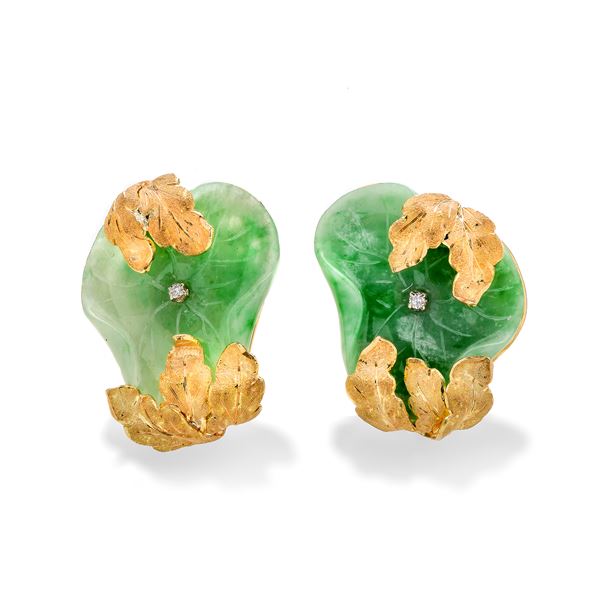 Pair of earrings in yellow gold, diamonds and engraved jade