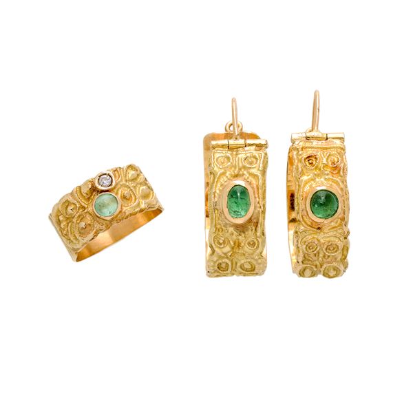 Parure composta di paio di orecchini e anello in oro giallo, diamanti e smeraldo