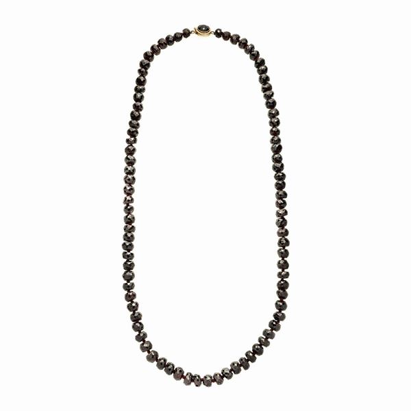 Necklace in garnet and low title gold