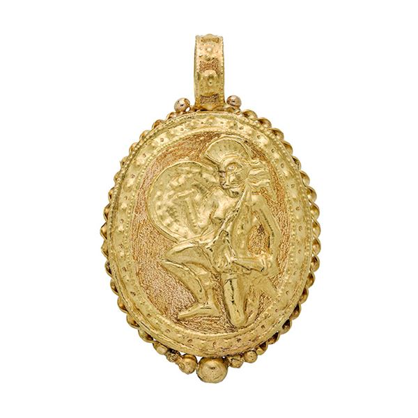 Big oval pendent in yellow gold