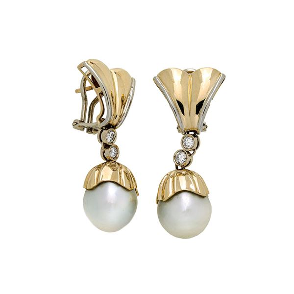 Pair of pendant earrings in yellow gold, diamonds and pearls  - Auction Auction of Antique  Jewelry, Modern and Wristwatch - Curio - Casa d'aste in Firenze