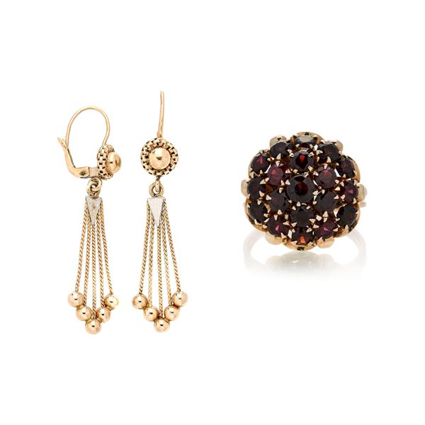 Pair of pendant earrings and ring in yellow gold and garnets