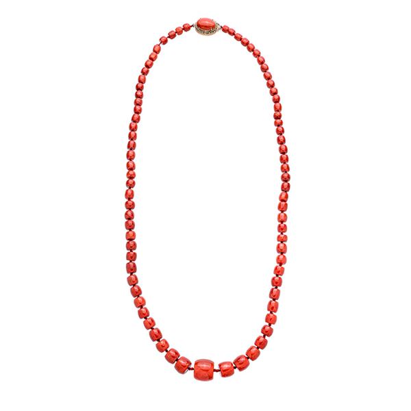 Long necklace in red coral and yellow gold