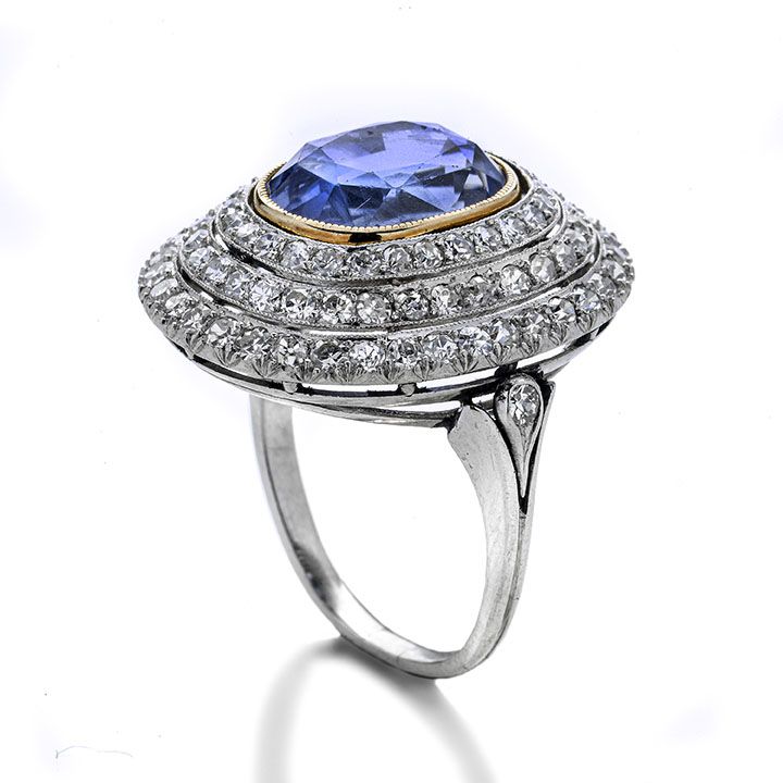 Grande anello in oro bianco, oro giallo, diamanti e zaffiro