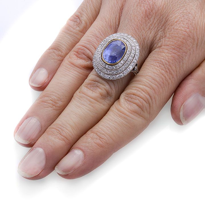 Grande anello in oro bianco, oro giallo, diamanti e zaffiro