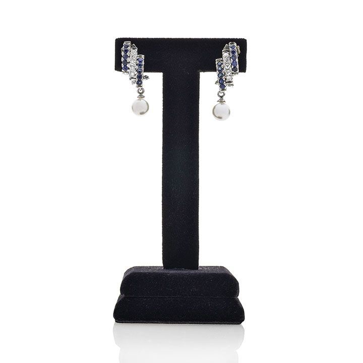 Paio di Orecchini a Clips in Oro Bianco, Diamanti, Zaffiri e Perle Coltivate