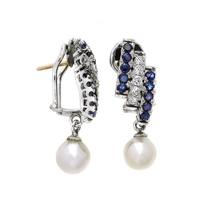 Paio di Orecchini a Clips in Oro Bianco, Diamanti, Zaffiri e Perle Coltivate