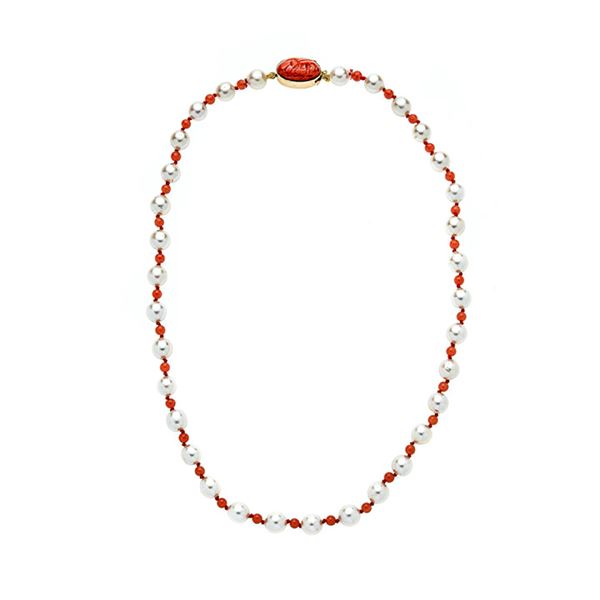Choker in low title gold, coral and cultured pearls
