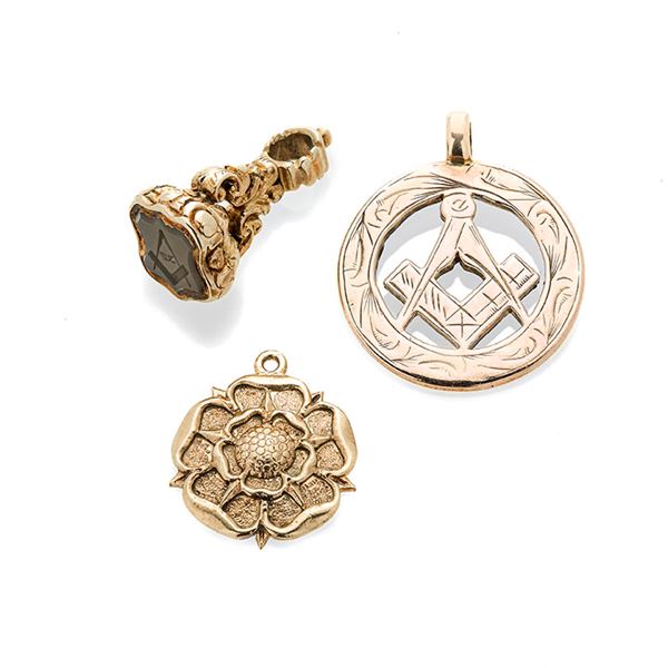 Three Masonic-inspired pendants in low-title gold, 9kt gold and hard stone