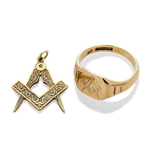Pendant and ring Massonic inspiration in low title gold,