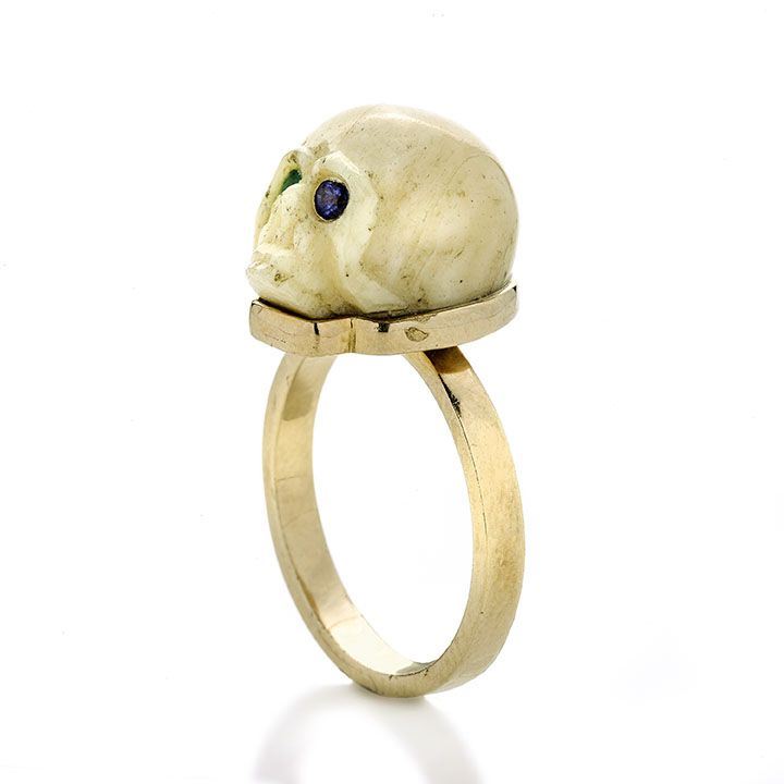 Anello in oro a basso titolo, osso, smeraldo e zaffiro