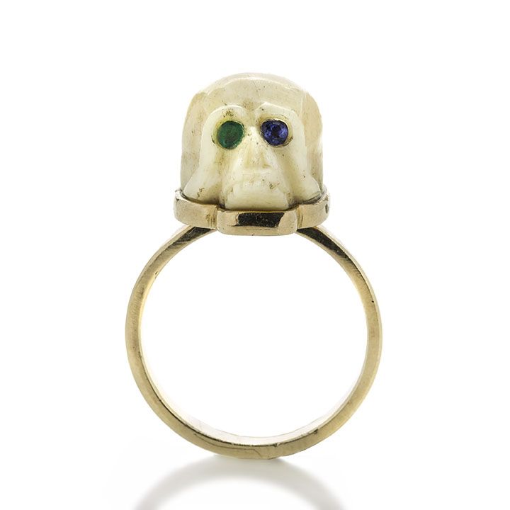 Anello in oro a basso titolo, osso, smeraldo e zaffiro