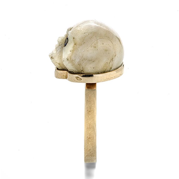 Anello in oro a basso titolo, osso, smeraldo e zaffiro