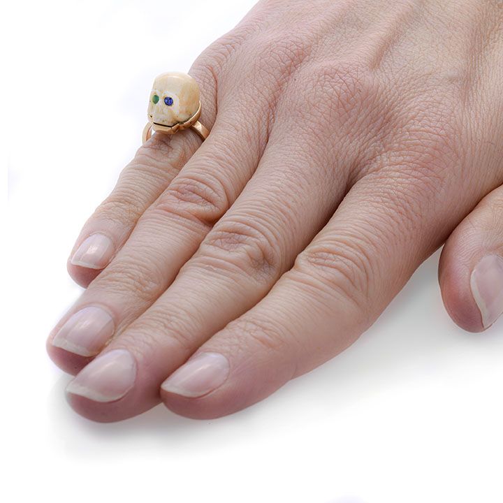 Anello in oro a basso titolo, osso, smeraldo e zaffiro