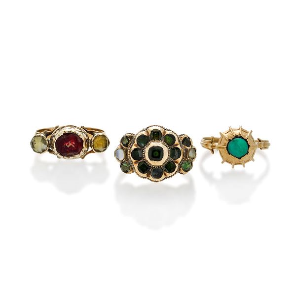 Tre anelli in oro a basso titolo, madreperla, turchesi e pietre colorate