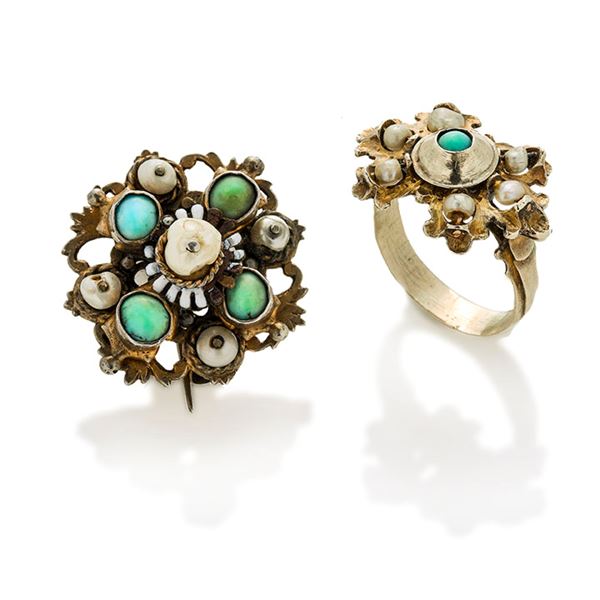 Spilla e anello in argento dorato, oro a basso titolo, smalto bianco, perle e turchesi