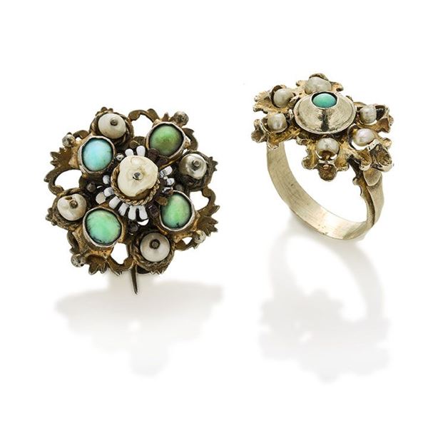 Spilla e anello in argento dorato, oro a basso titolo, smalto bianco, perle e turchesi  - Asta Asta di Gioielli Antichi, Moderni e Orologi da polso - Curio - Casa d'aste in Firenze