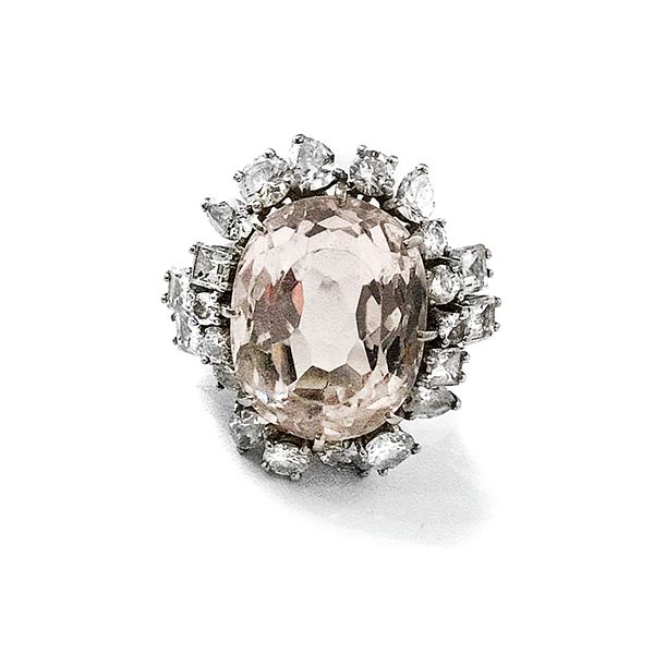 Grande anello in oro bianco, diamanti e pietra rosa