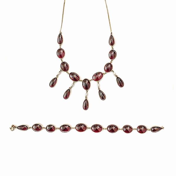 Parure in low title gold, white gold, pearls and garnets