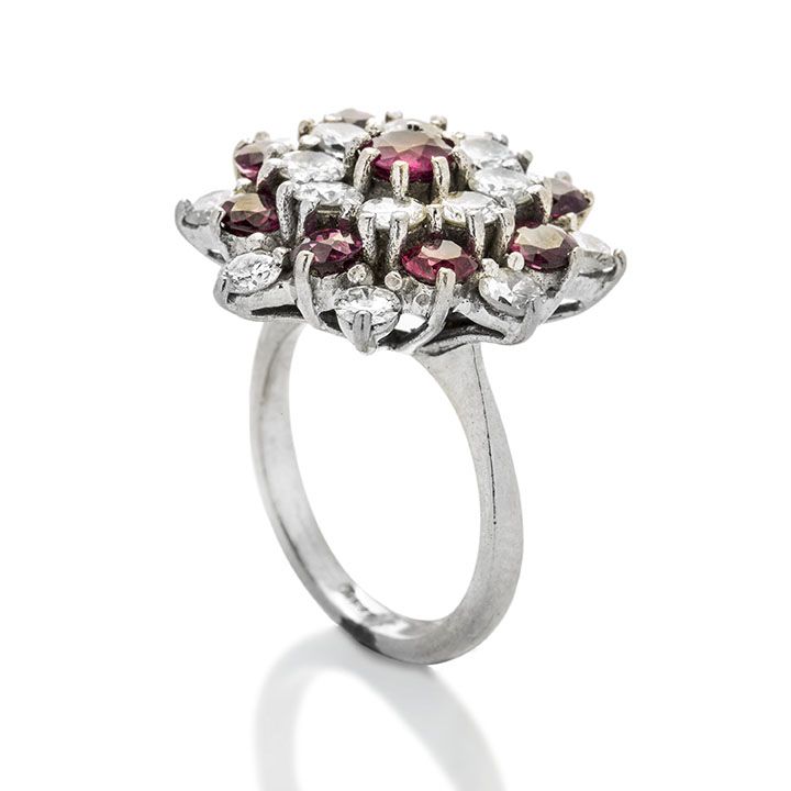 Anello da Cocktail in Oro Bianco, Diamanti e Pietre Rosse