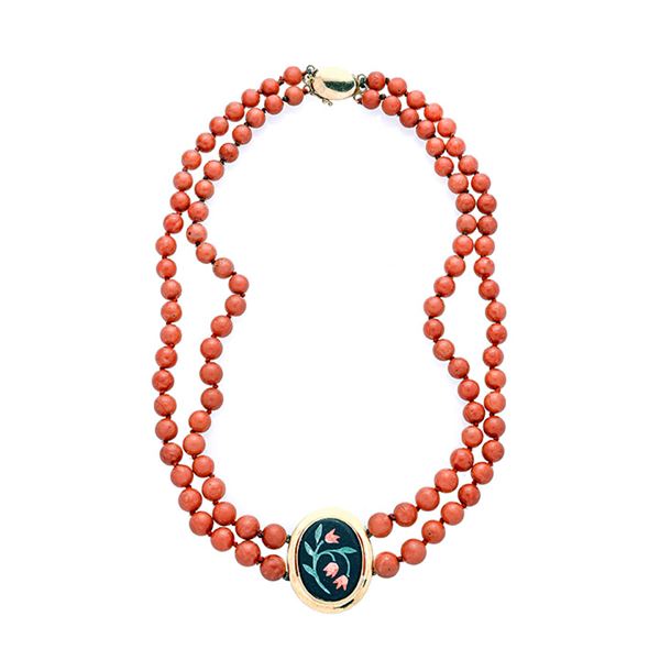 Necklace in yellow gold, red coral and cameo in hard stones