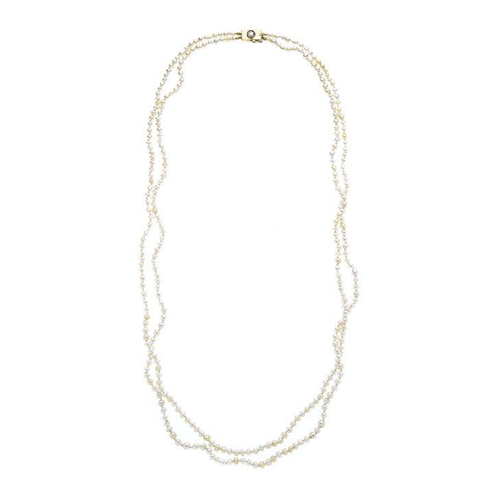 Collana a due fili di perle naturali, oro giallo e diamanti