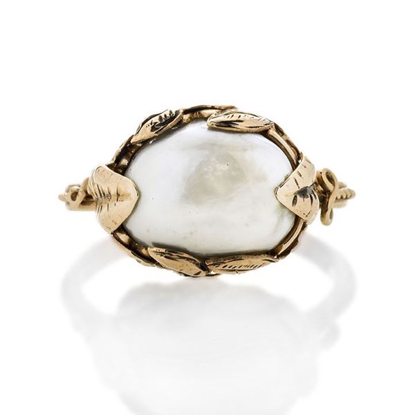 Ring in low title gold and natural pearl