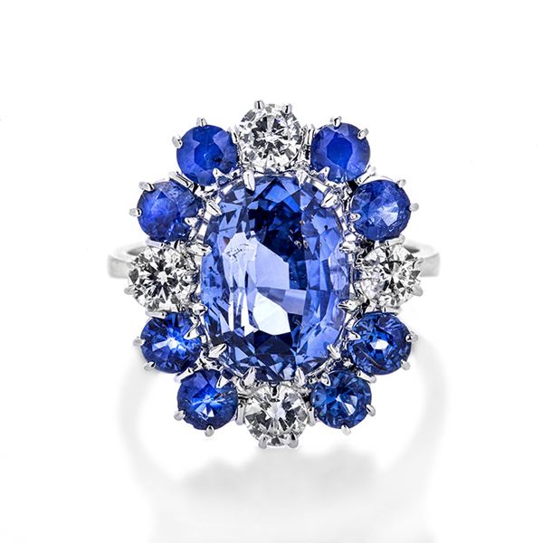 Ring in white gold, diamonds and natural sapphire