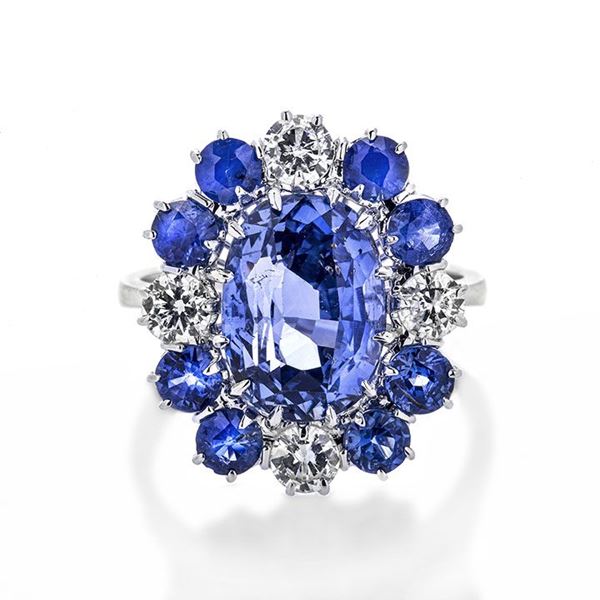 Ring in white gold, diamonds and natural sapphire