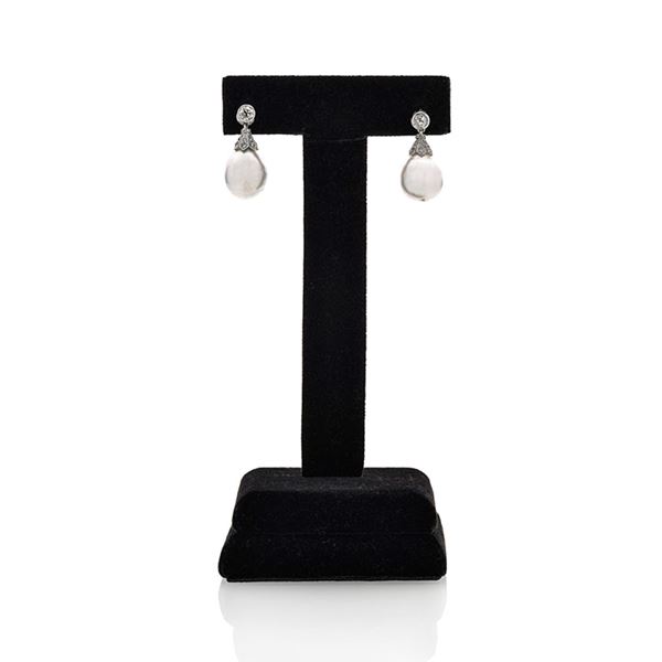 Pair of earring in white gold, diamonds and pearls