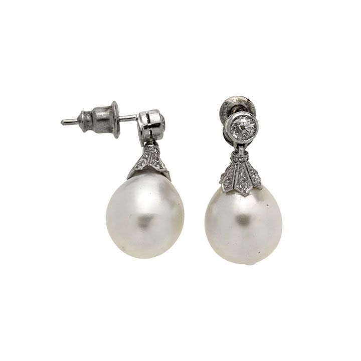 Paio di orecchini in oro bianco, diamanti e perle
