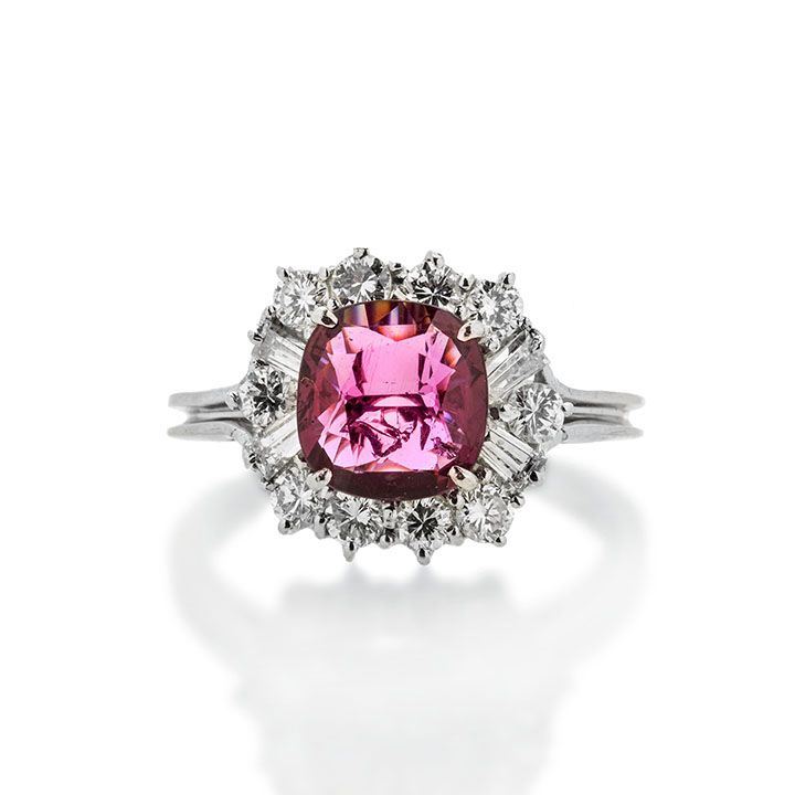 Anello in oro bianco, diamanti e rubino