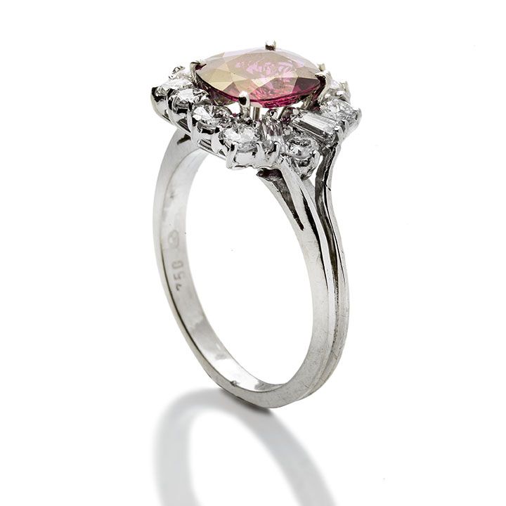 Anello in oro bianco, diamanti e rubino