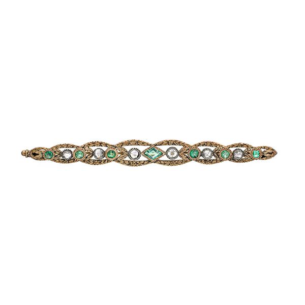 Bar brooch in yellow gold, low title gold, diamonds and emeralds