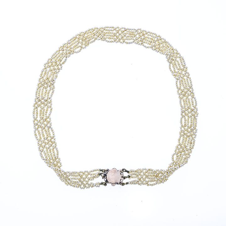 Choker in microperle, oro a basso titolo e granati
