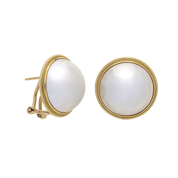 Pair of clip earrings in yellow gold and mabè pearls