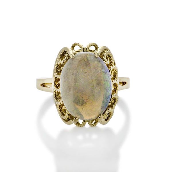 Ring in yellow gold, white opal harlequin