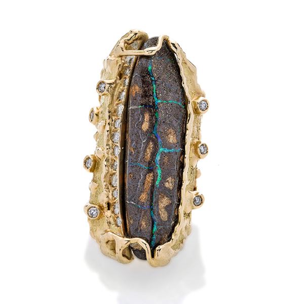 Large ring in yellow gold, diamonds and opal