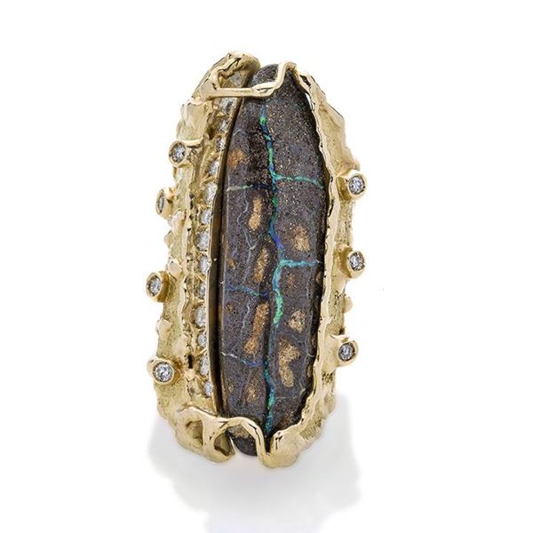 Large ring in yellow gold, diamonds and opal