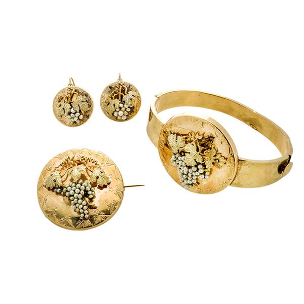 Set in yellow gold and micro pearls